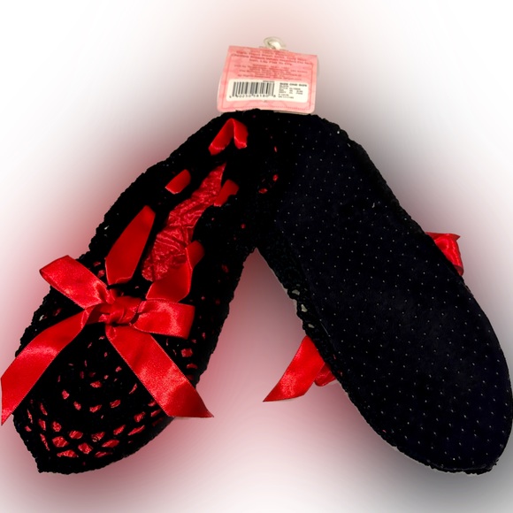 CROCHETED BLACK RED HOUSE SHOE FOOTIES SLIPPERS QUILTED LINING ADULT NON SLIP - Picture 2 of 2